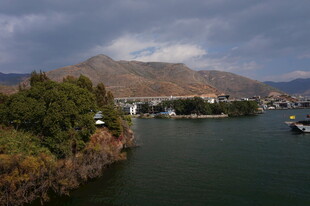 湖畔山景 静谧水上风光