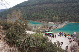 山间湖畔热闹的游玩场景