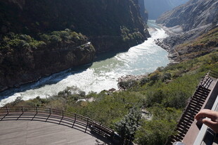 壮丽峡谷河流观景台景象
