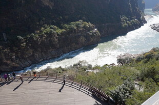 俯瞰湍急河流与山间栈道