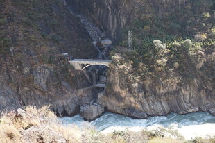 山间湍急河流与险峻峡谷