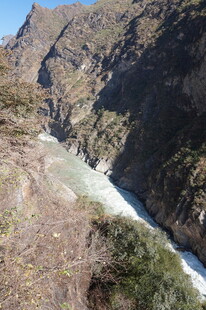 山间河谷壮丽自然景观