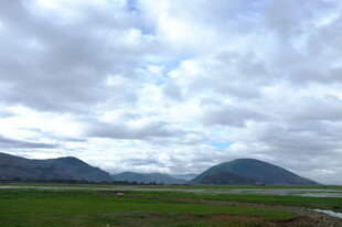 草原山峦间的多云景致