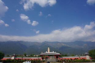壮丽庙宇与远山蓝天景观