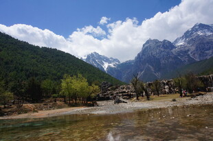 山间河畔的秀丽自然景致