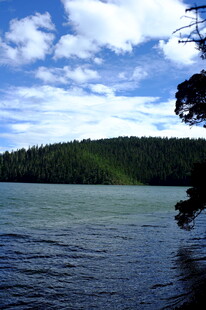 湖畔青山蓝天美景