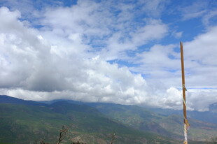 山间云景与电线杆