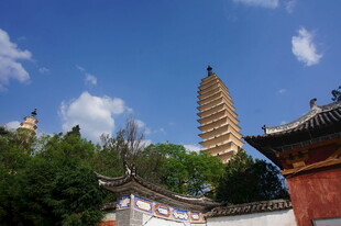 古塔与中式建筑相映成趣