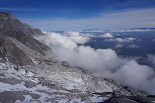 雪山云海壮丽景观