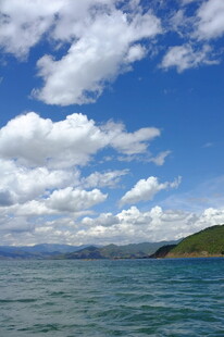 蓝天碧海间的美丽湖景