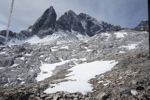 雪山巍峨壮丽景观