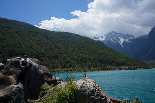 高山湖畔美景