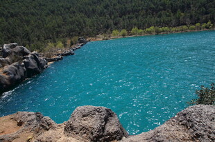 蓝湖美景 岩石相伴