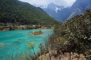 梦幻蓝湖伴青山美景
