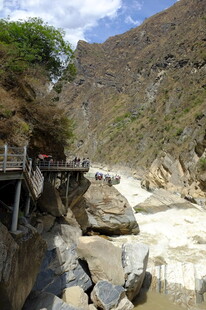 山间栈道旁湍急河流景观