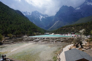 山间碧湖美景