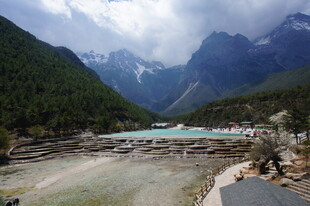 山间碧湖美景