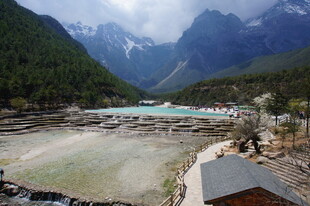 山间蓝湖美景
