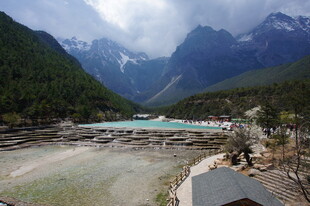 山间河谷中的建筑景观