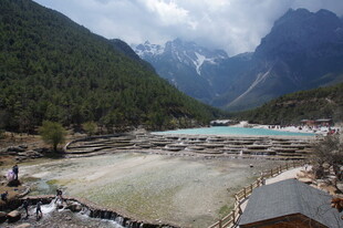 山间蓝湖美景