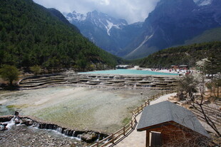 山间美景 湖畔小屋与远山
