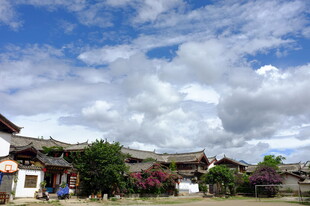 古朴村落 蓝天白云下的宁静