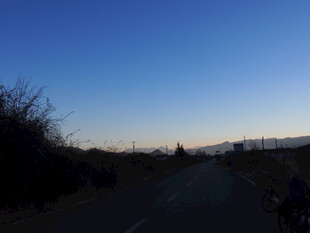 黄昏时分的空旷道路景象