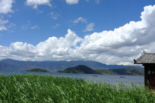 湖畔草庐 蓝天白云湖景