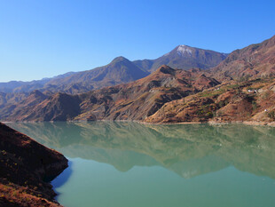 碧绿湖水与连绵山峦
