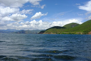 湖畔青山蓝天碧水美景