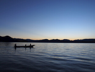 黄昏湖面泛舟美景