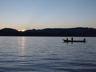 夕阳下湖面的小船