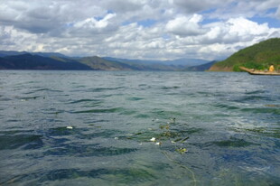 宁静湖水与远处山峦风光
