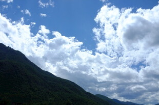 蓝天白云下的青山美景
