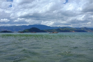 碧波浩渺的山水风光