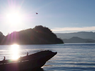 海上日出小船美景