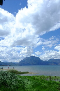 湖畔青山蓝天白云美景