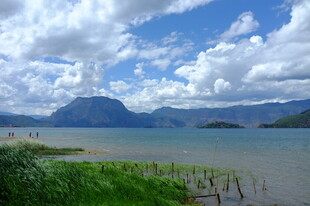 湖畔青山美景