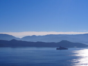 海上孤舟伴远山美景