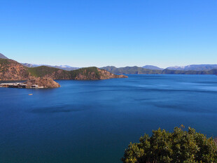 美丽湖景与周边山峦风光