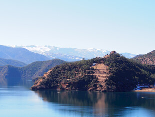 湖畔山峦美景