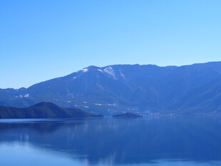 宁静湖景与远山倒影