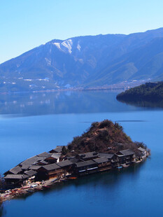 湖中小岛与远处雪山美景