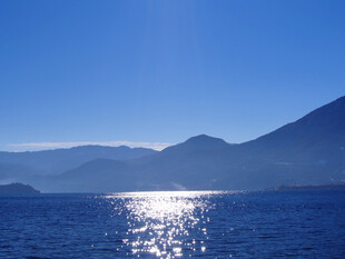 波光粼粼的蓝色湖山美景