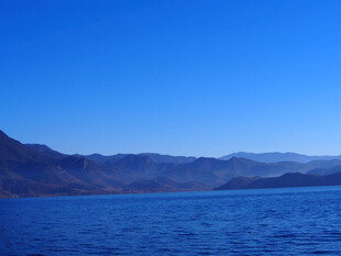 蓝色湖景与远处山峦