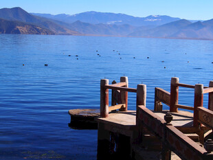 湖畔木栈道 湖光山色美景