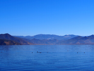 宁静湖景与远山