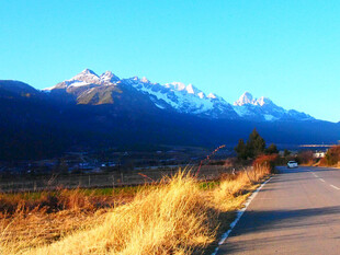 山间公路旁的壮丽雪山景色
