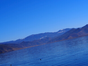 蓝色湖面与远处山峦美景