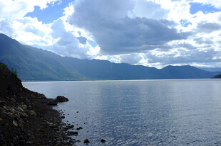 宁静湖泊与远处山峦美景